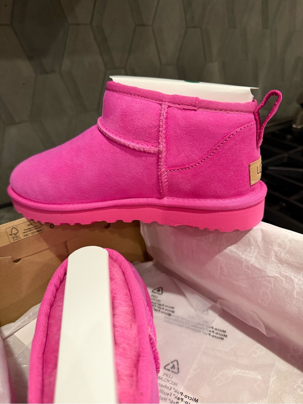 UGG Classic Ultra Mini Boot in Dark Peony Size 8 Women’s - Picture 7 of 7